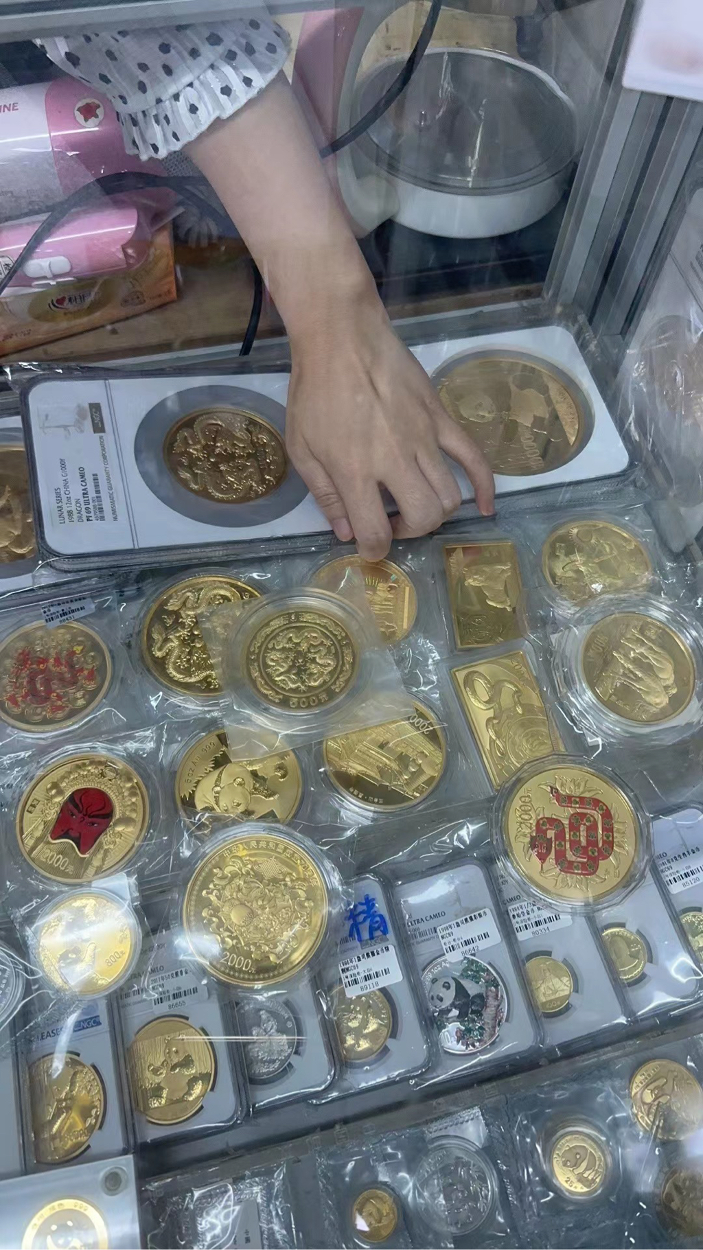 我刚买的黄金手链怎么有香味呢